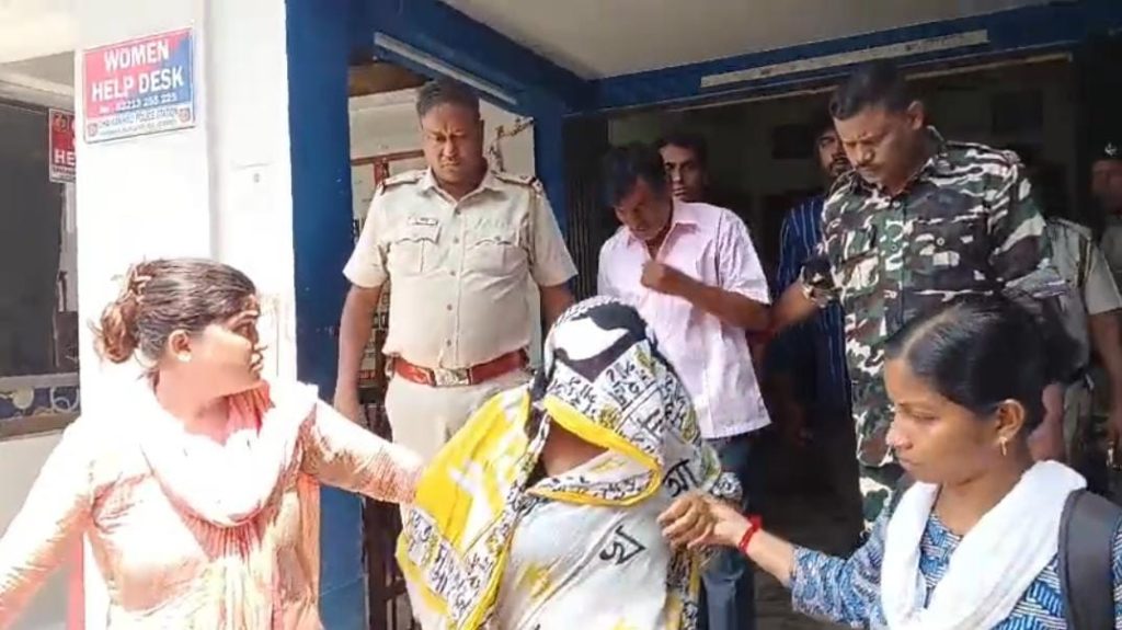 হুগলির ধনেখালী থানার সোমসপুর দুলেপাড়া গ্রামে একই পরিবারের স্বামী, স্ত্রী, ও নাবালিকা মেয়ের আত্মহত্যা র ঘটনায় পুলিশ 4 জন কে গ্রেফতার